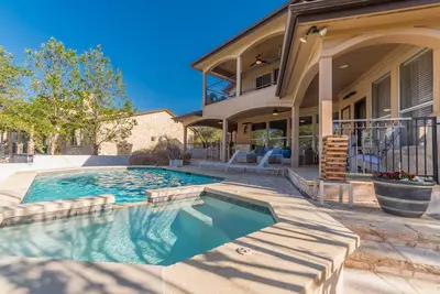 Image de Maison au bord du lac de 3 acres avec piscine, bain Ă remous et quai pour bateaux