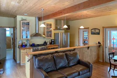 Image de Maison de l'île confortable avec wifi gratuit, foyer au bois, baignoire à jets et chiens bienvenus!