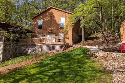 Image de Cabine au bord de l'eau située dans une belle crique tranquille au bord du lac des Ozarks.
