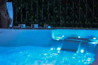 Image de Villa individuelle avec bain à remous extérieur, piscine et pelouse
