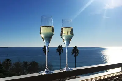 Sensationnelle vue mer, au pied des plages et du port de Cannes