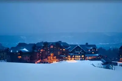 Image de Condo spectaculaire côté pente à Grand Lodge on Peak 7!