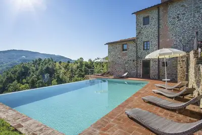 Maison de vacances privée avec piscine privée, Wifi, bain à remous, Tv, patio, parking