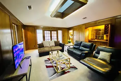 Image de Charmant 4 chambres Emplacement incroyable! Belle maison mise Ă jour! Ouvert et spacieux!
