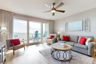 Image de Magnifique condo en bord de mer avec piscine partagée et accès à la plage!