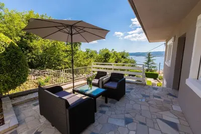 Image de Appartement de vacances avec vue sur la mer et jardin à usage commun