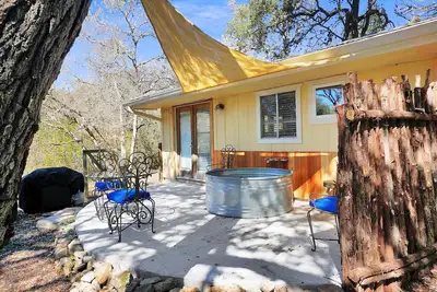 Image de Bungalow de charme avec spa Hippie unique et accès spectaculaire à Lone Man Creek!