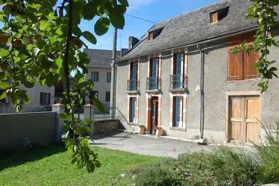 Image de Propriété avec vaste enclos arboré et vue sur les reliefs alentours.