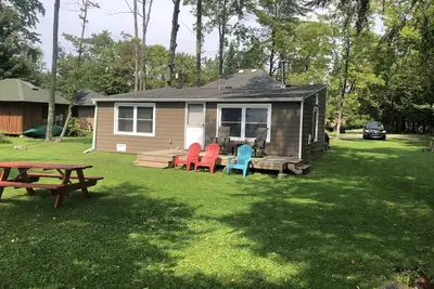 Image de Three bedroom cabin on Lake Leelanau. Faces west with amazing sunsets.