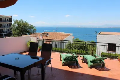 Image de Appartement à Roses avec d´excellentes vues sur la mer