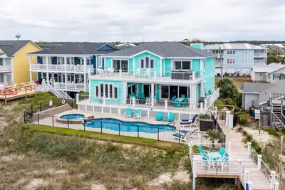 Image de Superbe maison en bord de mer avec piscine et bain à remous! Nouveau sur le marché de la location en 2020