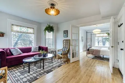 Image de Appartement moderne, entièrement équipé et récemment rénové dans le centre de Northeast Minneapolis