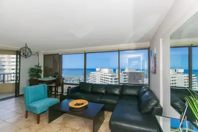 Image de Discovery Bay - 2 chambres, parking inclus - Emplacement privilégié à Waikiki!