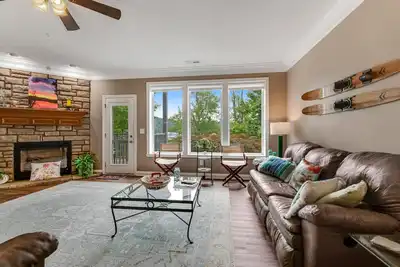 Image de Nouvelle Liste! Condo au bord de l'eau familial avec piscine partagée, bain à remous et quai!