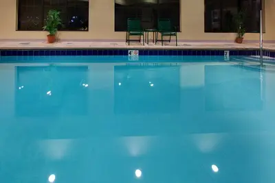 Image de Petit-déjeuner gratuit, Wi-Fi gratuit, piscine intérieure + bain à remous | Suite confortable