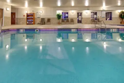 Image de 10 minutes du zoo | Piscine intérieure + bain à remous + petit déjeuner gratuit