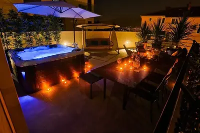 Image de Appartement de luxe à débordement avec jacuzzi et terrasse