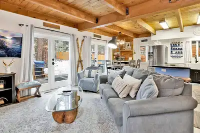 Image de Blue Bear Chalet 4br Cabine de villégiature ultra moderne / bain à remous / baby-foot