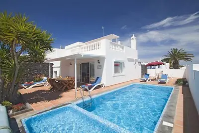 Image de Lovely Los Mojones Villa | Casa Jasmine | Heated Pool | Short walk to beach | Puerto Del Carmen