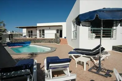 Image de Awesome Puerto del Carmen | 3 bedrooms | Casa Togio | Short Walk to Beach and Centre | Great Pool & Terrace