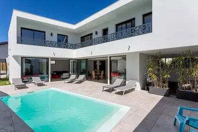 Image de Belle villa contemporaine avec piscine face au golf de Biarrirz