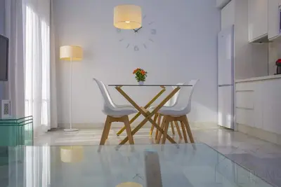 Image de Situé au centre, avec un parking gratuit. Appartement moderne et spacieux.