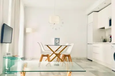 Image de Spacieux et moderne avec un parking gratuit dans le centre 5