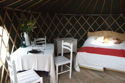 Image de Yourte «hêtre» isolée dans la campagne du West Sussex