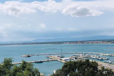Image de Appartement offrant une excellente vue sur la mer et le port