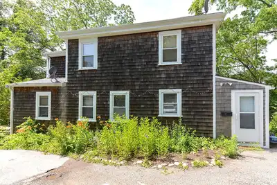 Image de Squam Light: Un chalet récemment rénové, niché dans le village d'Annisquam.