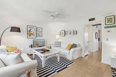 Image de Cette belle maison de ville avec deux chambres et deux salles de bains avec piscine est si proche de la plage que vous pouvez entendre les vagues du patio arrière privé.