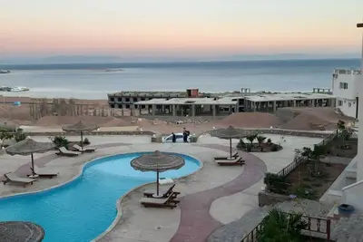 Image de Profitez de la vue à couper le souffle sur la montagne, la mer et la piscine.