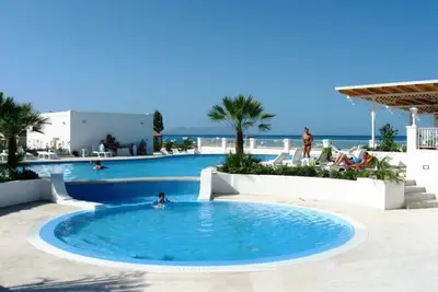 Image de Petite villa avec terrasse, directement sur la mer avec vue sur les îles Eoliennes
