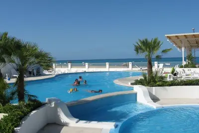 Image de Mobil home avec sa propre terrasse, vue mer, piscine, plage et bien plus