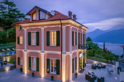 Image de Vivez la haute vie au lac de Côme dans une villa d'époque avec vue sur le lac et piscine privée