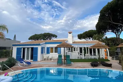Image de Vilamoura villa plein pied piscine chauffée 1 km de marina. 3 suites