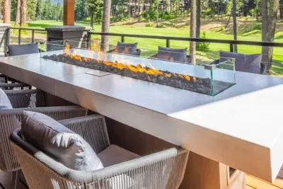 Nouvelle maison spacieuse avec bain à remous, foyer et accès complet au complexe. Superbes vues!
