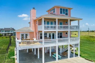 Image de Location de vacances de 3 chambres + Loft / 3 salles de bains à Crystal Beach, Texas.