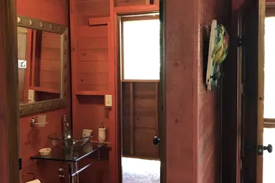 Image de Perroquet rouge - nouvelle maison célèbre dans la nature