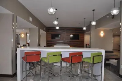 Image de Évasion de groupe! Trois unités pour 12, petit déjeuner, piscine, parking, à proximité des attractions