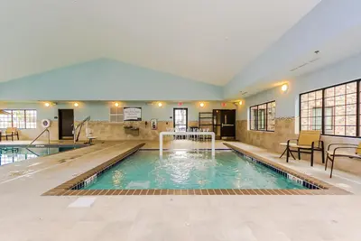 Image de Petit déjeuner gratuit. Piscine intérieure et bain à remous. Parfait pour visiter l'Université du Dakota du Nord.