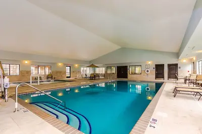 Image de Petit déjeuner gratuit. Piscine intérieure et bain à remous. 15 min à pied de l'Université du Dakota du Nord.