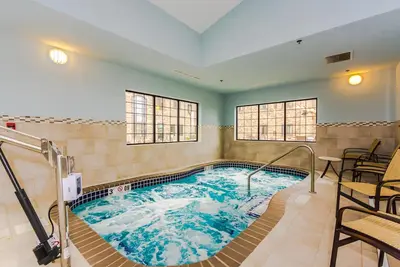 Image de 15 min à pied de l'Université du Dakota du Nord. Petit déjeuner gratuit. Piscine intérieure et bain à remous.