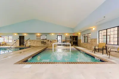 Image de Piscine intérieure et bain à remous. Petit déjeuner gratuit. 15 min à pied de l'Université du Dakota du Nord.