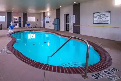 Image de Petit déjeuner gratuit. Piscine intérieure et bain à remous. À seulement 15 minutes du centre des congrès.