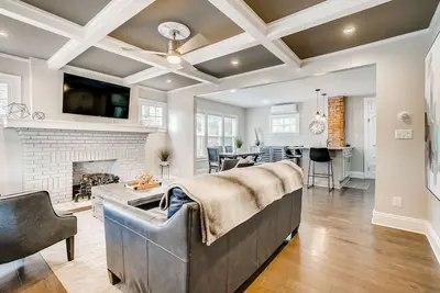 Image de Grande ouverture rénovée 2 KIngs / Sleeps 4 | Obtenez partout à Columbus rapidement!