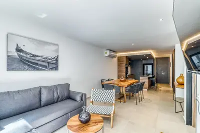 Image de Appartement de vacances moderne avec WiFi gratuit, piscine partagée, à proximité des attractions de la ville!