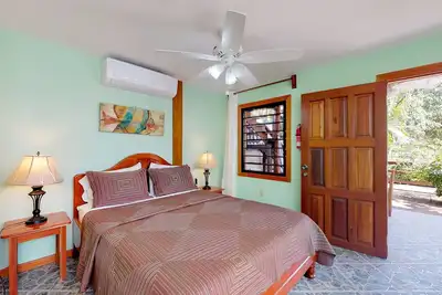 Image de Studio relaxant avec Wi-Fi et câble gratuits, coin repas extérieur, accès à la plage!