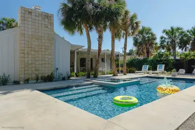 Image de Nouvelle annonce, rénové moderne, un niveau, piscine, cour arrière privée, lits king bas profil, inoxydable