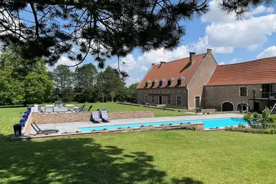 Le merveilleux gite-piscine de Chapeauveau  13-15 pers.